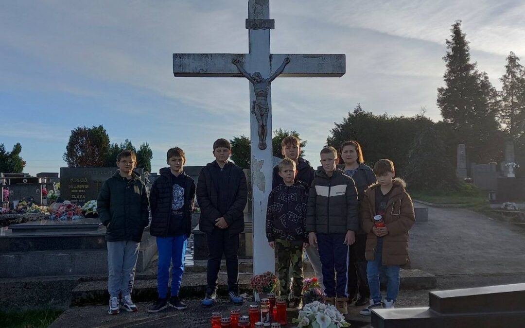 Posjet 5. razreda mjesnom groblju u Mikleušu